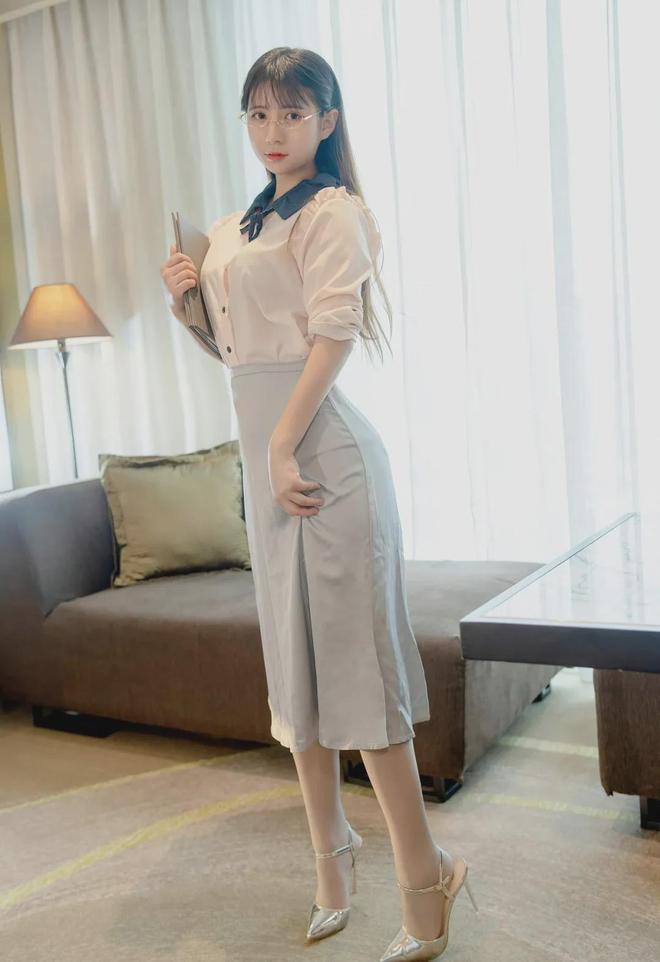人性感妩媚很撩人你确定不多看一眼？九游会·j9网站妹子穿着大胆身材傲(图3)