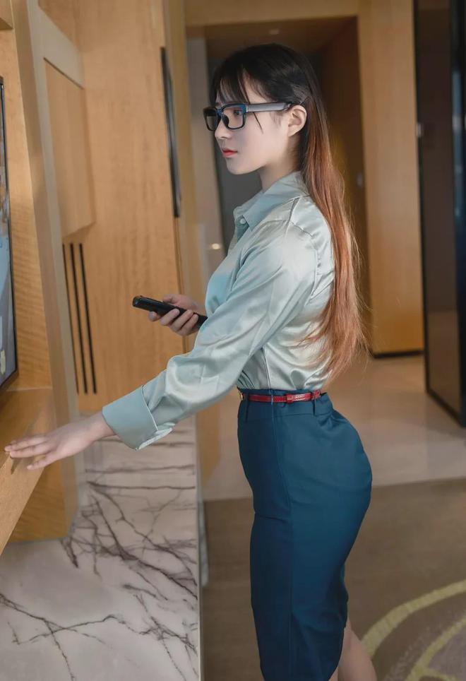 人性感妩媚很撩人你确定不多看一眼？九游会·j9网站妹子穿着大胆身材傲(图2)