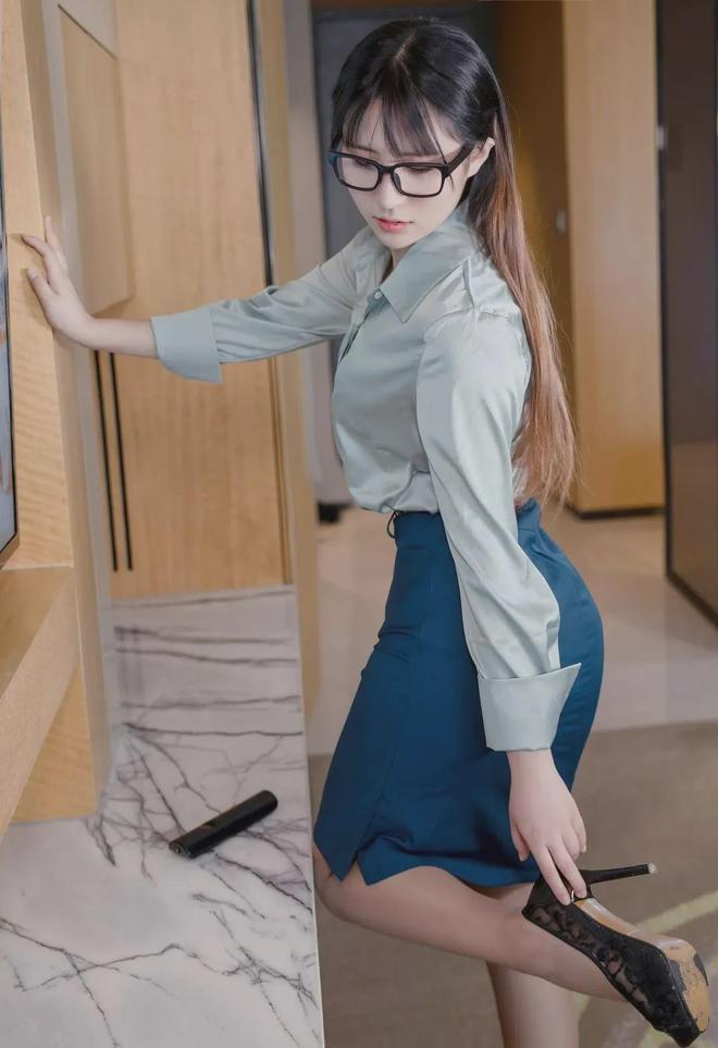 人性感妩媚很撩人你确定不多看一眼？九游会·j9网站妹子穿着大胆身材傲(图7)
