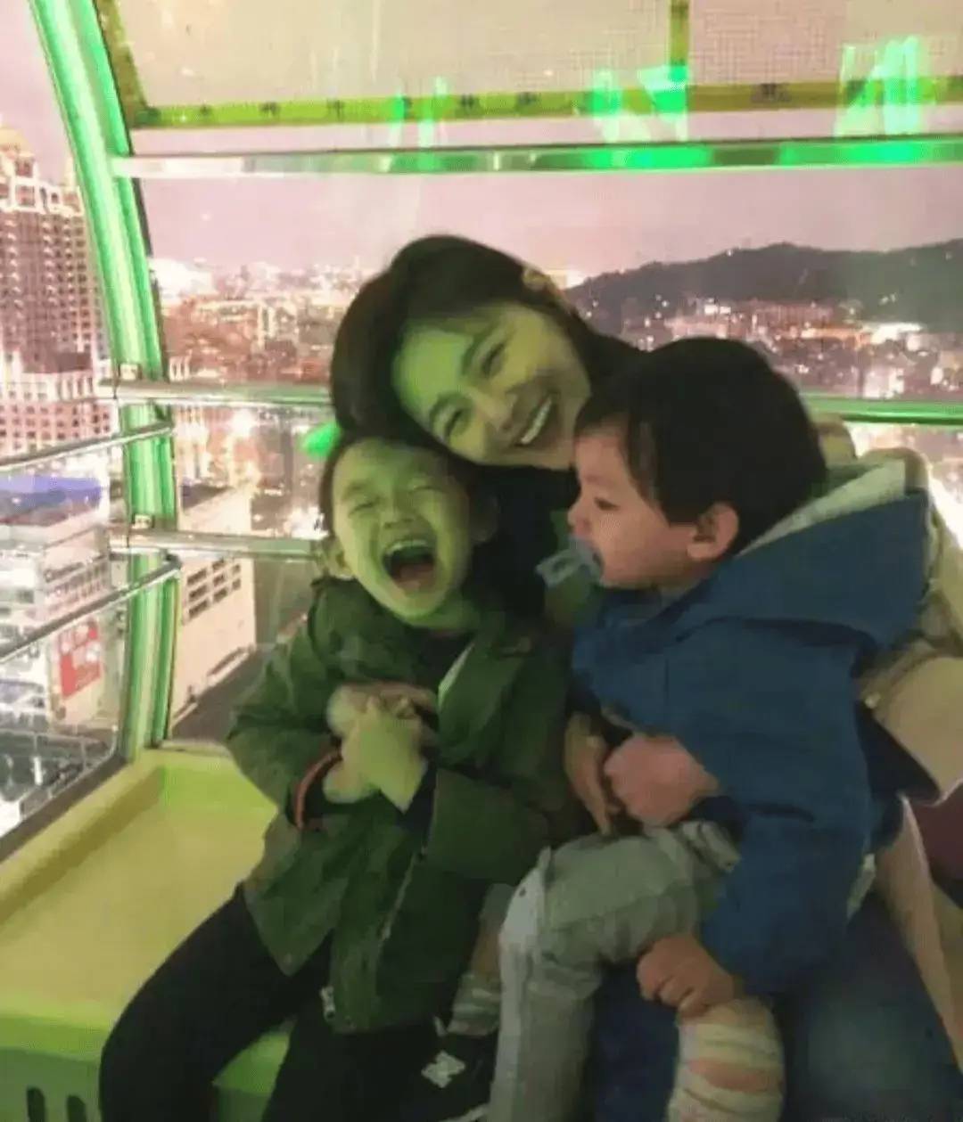 睡衣和凉鞋出门衣着单薄惹人心疼j9九游会入口大S儿子首露面穿(图2)