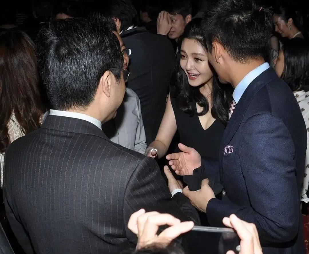 睡衣和凉鞋出门衣着单薄惹人心疼j9九游会入口大S儿子首露面穿(图5)