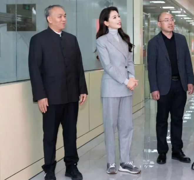 身标准的干部风简直绝了不入编都可惜了！九游会·j9网站刘涛也太正点了吧！一(图4)