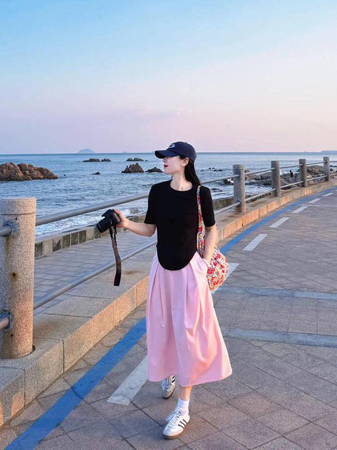 鞋”今春最时髦搭配这样穿太好看了！j9九游会真人第一品牌“裙子+运动(图2)
