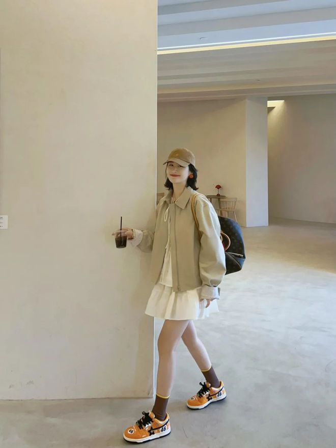 鞋”今春最时髦搭配这样穿太好看了！j9九游会真人第一品牌“裙子+运动(图5)