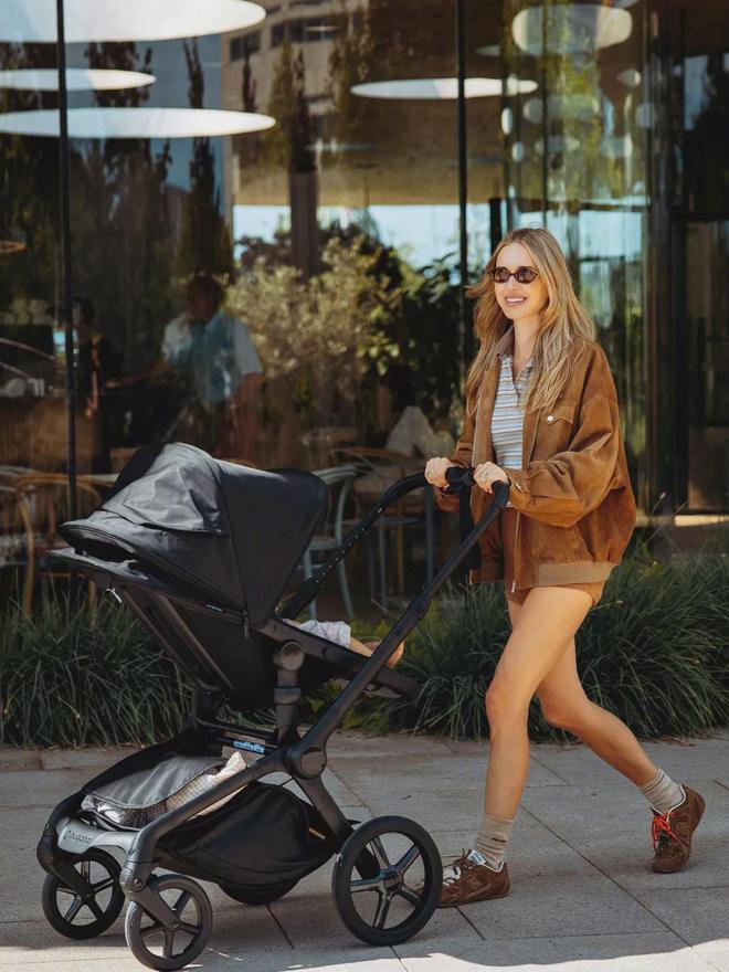 火的是“巧克力鞋”这样穿太经典了！J9数字平台老爹鞋失宠了今年春天最(图8)