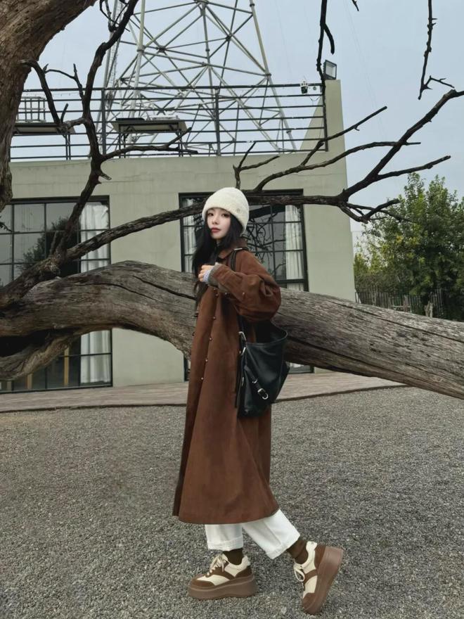 火的是“巧克力鞋”这样穿太经典了！J9数字平台老爹鞋失宠了今年春天最(图12)