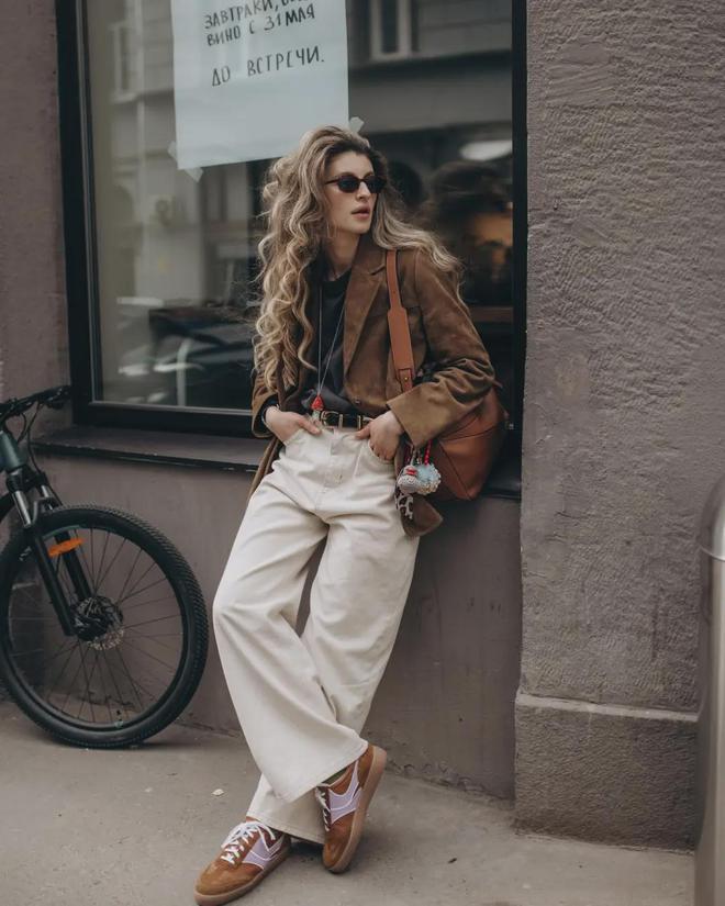 火的是“巧克力鞋”这样穿太经典了！J9数字平台老爹鞋失宠了今年春天最(图3)