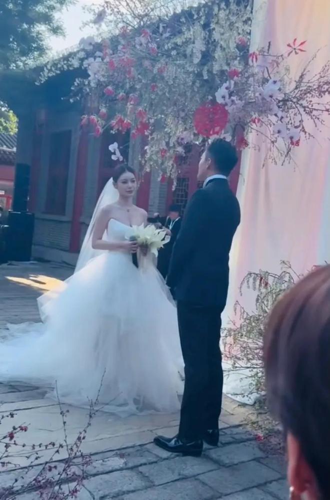 马筱梅的婚礼太潦草四合院布置简陋j9国际汪小菲二婚穿高跟皮鞋他和(图4)